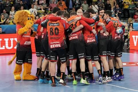 Spieler der Rhein-Neckar-Löwen, verhaltener Jubel nach dem Spielende, es war mehr drin gewesen, Jubel nach dem Schlusspfiff, Sieg, Sieger, Gewinner, jubelt, jubeln, Freude, optimistisch, Highlight, Action, Aktion, Handball, Champions League, Rhein-Neckar Löwen - HBC Nantes,