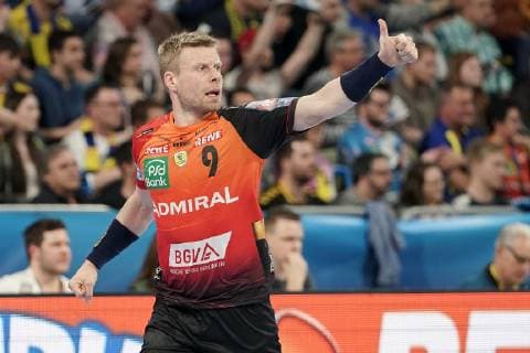 Gudjon Valur Sigurdsson (RNL, 9), mit Daumen nach oben, Geste, Gestik, zuversichtlich, optimistisch, Einzelbild, jubelt über ein Tor, Jubel, Torjubel, Torerfolg, celebrate the goal, goal, celebration, Jubel ueber das Tor, optimistisch, Spielszene, Highlight, Action, Aktion, Handball, Champions League, Rhein-Neckar Löwen - HBC Nantes,