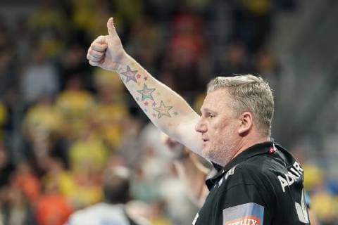 Nikolaj Jacobsen (Trainer, Cheftrainer, RNL), mit Daumen nach oben, Geste, Gestik, zuversichtlich, optimistisch, Einzelbild, Aktion, Action, Handball, Champions League, Rhein-Neckar Löwen - HBC Nantes,