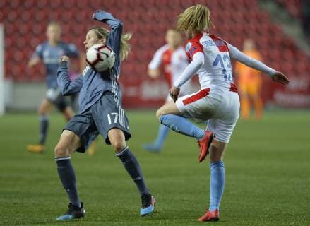 From left KATHRIN HENDRICH of Bayern and JITKA CHLASTAKOVA of Slavia in action during the UEFA Women s Champions League match Slavia Praha vs Bayern Munich, in Prague, Czech Republic, March 20, 2019. (CTKxPhoto MichaelaxRihova) CTKPhotoP201903201062301  mir 12