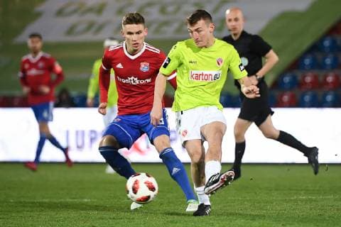 v.li.: Max Dombrowka (Unterhaching, 8) Daniel Bohl (Energie Cottbus, 21) im Zweikampf, Duell, duel, tackle, Dynamik, Action, Aktion, Fussball, 3. Liga, SpVgg Unterhaching - FC Energie Cottbus, DFB REGULATIONS PROHIBIT ANY USE OF PHOTOGRAPHS AS IMAGE SEQUENCES AND OR QUASI-VIDEO.