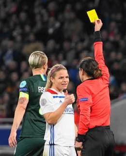 Fußball, CL, Damen, Olympique Lyon - VfL Wolfsburg March 20, 2019 - Lyon, Auvergne-Rhne-Alpes, France - Eugnie Le Sommer of Olympique Lyonnais receives a yellow card from referee Kateryna Monzul during the UEFA Women s Champions League Quarter final football match between Olympique Lyonnais and Vfl Wolfsburg at Groupama Stadium on March, 20 in Lyon, France. Olympique Lyonnais v Vfl Wolfsburg - UEFA Women s Champions League Quarter Final 1st leg  - ZUMAn230 20190320_zaa_n230_625 Copyright: xActionxFotoxSportx