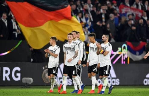 Joshua Kimmich (Deutschland), Leon Goretzka (Deutschland), Niklas Stark (Deutschland), Marco Reus (Deutschland), Thilo Kehrer (Deutschland), Ilkay Gündogan (Deutschland), nach dem Spiel auf der Ehrenrunde leicht enttäuscht Deutschland - Serbien Freundschaftsspiel , Testspiel, Nationalmannschaft, DFB, 2019, Fußball, Fussball, soccer, Herren, Deutschland, Germany Wolfsburg, 20.3.2019 DFB RULES PROHIBIT USE IN MMS SERVICES VIA HANDHELD DEVICES UNTIL TWO HOURS AFTER A MATCH AND ANY USAGE ON INTERNET OR ONLINE MEDIA SIMULATING VIDEO FOOTAGE DURING THE MATCH