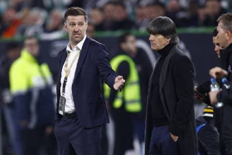 20.03.2019, Volkswagen Arena, Wolfsburg, Testspiel, Deutschland (GER) vs Serbien (SRB), im Bild Mladen Krstajic (Trainer, Serbien) entschuldigt sich bei Joachim Loew (Bundestrainer Nationalmannschaft) nach dem Foul an Leroy Sane (19, Deutschland) (Wichtiger Hinweis: Der DFB untersagt die Verwendung von Sequenzbildern im Internet und in Online-Medien waehrend des Spiels (einschließlich Halbzeit). Sperrfrist! Der DFB erlaubt die Publikation und Weiterverwertung der Bilder auf mobilfunkfaehigen Endgeraeten (insbesondere MMS) und ueber DVB-H und DMB erst nach Spielende.) Deutschland vs Serbien