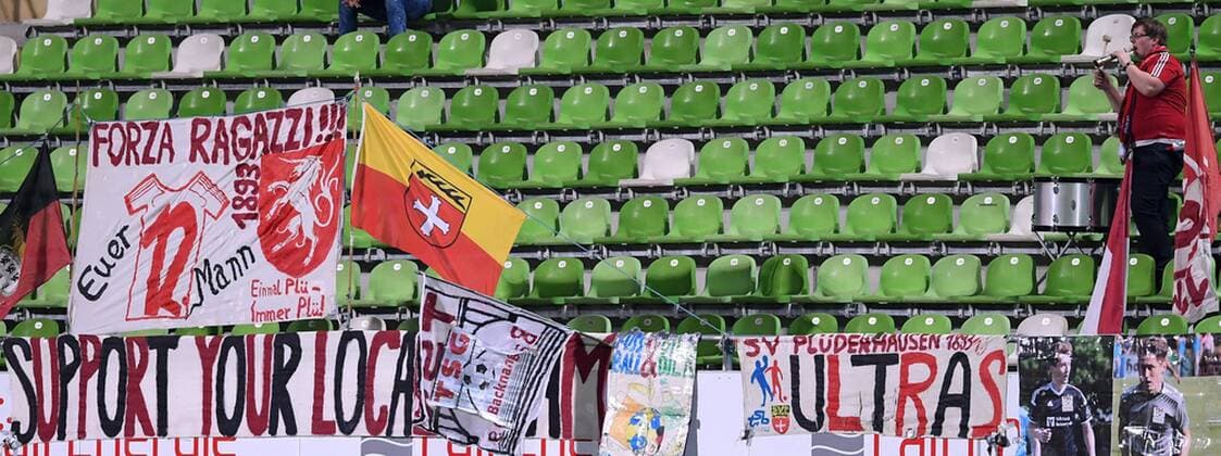 Fussball WFV Pokal Viertelfinale 2018 2019 20.03.2019 Oberliga SSV Reutlingen - TSG Backnang Nico Schoch (re) als zwoelften Mann von der TSG Backnang an der Kreuzeiche Stadion