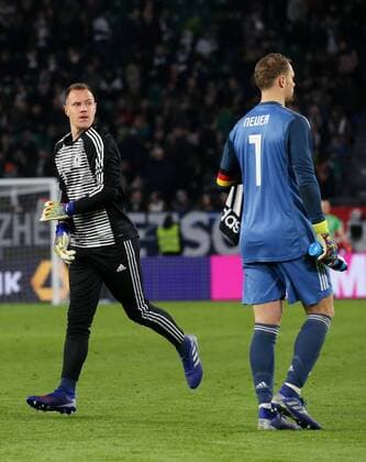 BAU 20.03.2019 Wolfsburg Fußball Länderspiel Deutschland vs. Serbien, v.l. Marc-Andre ter Stegen (GER) kommt auf den Platz, Manuel Neuer (GER) geht vom Platz DFB REGULATIONS PROHIBIT ANY USE OF PHOTOGRAPHS AS IMAGE SEQUENCES AND OR QUASI-VIDEO. Gemäß den Vorgaben der DFB Deutsche Fuï¬‚ball Liga ist es untersagt, in dem Stadion und oder vom Spiel angefertigte Fotoaufnahmen in Form von Sequenzbildern und oder videoähnlichen Fotostrecken zu verwerten bzw. verwerten zu lassen.