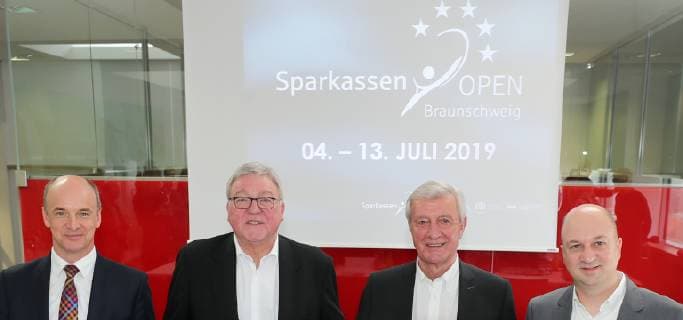 Sport Bilder des Tages v.l. Christian Geiger, 1.Stadtrat der Stadt Braunschweig, Sportdezernent, Werner Schilli, stellv. Vorstandsvorsitzender der Braunschweigischen Landesssparkasse und Sprecher des Turnierbeirates, Harald Tenzer, Lizenznehmer und Veranstalter der Sparkassen Open-Geschaeftsfuehrer der Brunswiek Marketing GmbH und Volker Jaecke, Turnierdirektor