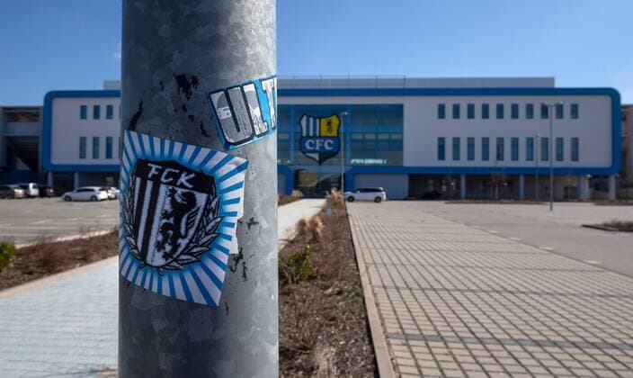 Fussball, Regionalliga Nordost, 20.03.2019, Chemnitzer FC, CFC, Aufkleber mit dem alten Vereinslogo und der Ultra Fans an einem Lichtmast vor dem Stadion an der Gellertstraße. Chemnitz Sachsen Deutschland