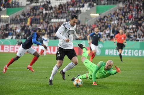 21.03.2019, Fussball U 21 Laenderspiel, Deutschland - Frankreich, Levin Oeztunali, Levin Öztunali (Deutschland), mi., erzielt das Tor zum 1:0, Torwart Paul Bernardoni ist machtlos DFB REGULATIONS PROHIBIT ANY USE OF PHOTOGRAPHS AS IMAGE SEQUENCES AND OR QUASI-VIDEO.