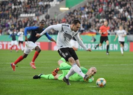 21.03.2019, Fussball U 21 Laenderspiel, Deutschland - Frankreich, Levin Oeztunali, Levin Öztunali (Deutschland), mi., erzielt das Tor zum 1:0, Torwart Paul Bernardoni ist machtlos DFB REGULATIONS PROHIBIT ANY USE OF PHOTOGRAPHS AS IMAGE SEQUENCES AND OR QUASI-VIDEO.