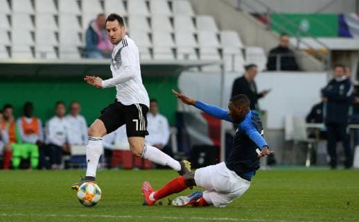 Fussball, Deutschland, Herren, Saison 2018 2019, Stadion Essen, Länderspiel U21 U 21 Deutschland (weiss)- Frankreich (blau); Lebin Öztunali (GER), Fode Ballo-Toure (FRA). Aktion UEFA REGULATIONS PROHIBIT ANY USE OF PHOTOGRAPHS AS IMAGE SEQUENCES AND OR QUASI-VIDEO.