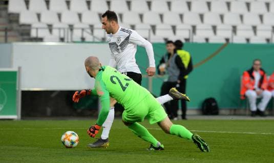 Fussball, Deutschland, Herren, Saison 2018 2019, Stadion Essen, Länderspiel U21 U 21 Deutschland (weiss)- Frankreich (blau); Lebin Öztunali (GER) erzielt das Tor zum 1:0 gegen Paul Bernardoni (FRA). Aktion UEFA REGULATIONS PROHIBIT ANY USE OF PHOTOGRAPHS AS IMAGE SEQUENCES AND OR QUASI-VIDEO.