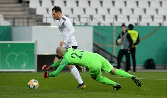 Fussball, Deutschland, Herren, Saison 2018 2019, Stadion Essen, Länderspiel U21 U 21 Deutschland (weiss)- Frankreich (blau); Lebin Öztunali (GER) erzielt das Tor zum 1:0 gegen Paul Bernardoni (FRA). Aktion UEFA REGULATIONS PROHIBIT ANY USE OF PHOTOGRAPHS AS IMAGE SEQUENCES AND OR QUASI-VIDEO.