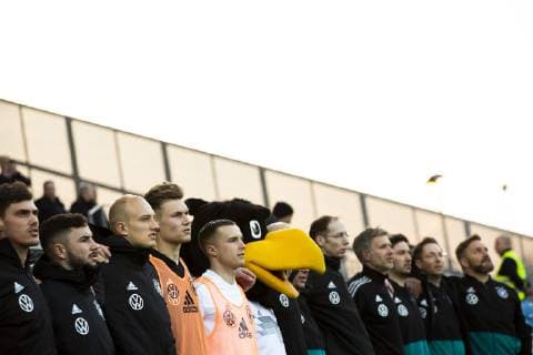 GER, LS DFB U21 U 21 Deutschland vs Frankreich 21.03.2019, Stadion Essen, Essen, GER, LS DFB U21, Deutschland vs Frankreich , DFB REGULATIONS PROHIBIT ANY USE OF PHOTOGRAPHS AS IMAGE SEQUENCES AND OR QUASI-VIDEO im Bild picture shows: Reservebank mit Johannes Eggestein (DFB U21 16) (Mitte) singt die Nationalhymne vor dem Spiel,