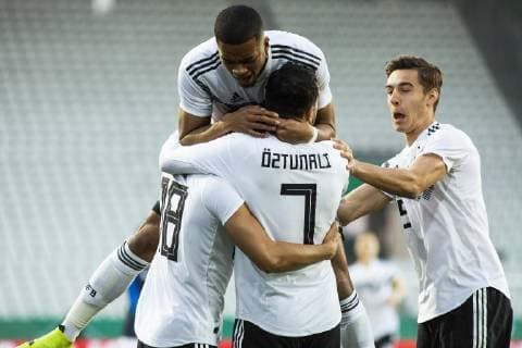 GER, LS DFB U21 U 21 Deutschland vs Frankreich 21.03.2019, Stadion Essen, Essen, GER, LS DFB U21, Deutschland vs Frankreich , DFB REGULATIONS PROHIBIT ANY USE OF PHOTOGRAPHS AS IMAGE SEQUENCES AND OR QUASI-VIDEO im Bild picture shows: Jubelnde deutsche Mannschaft mit Benjamin Henrichs (DFB U21 2), Mahmoud Dahoud (DFB U21 8) und dem Torschützen Levin Oeztunali (DFB U21 7),