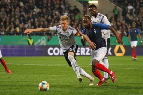 v.l. Timo Baumgartl ( Deutschland ) und Moussa Dembele ( Frankreich ) im Zweikampf, Fussball - U21 U 21 Länderspiel - Deutschland vs. Frankreich, Essen, Stadion Hafenstrasse, 21.03.2019, DFB regulations prohibit any use of photographs as image sequences and or quasi-video Essen Stadion Hafenstrasse NRW Deutschland