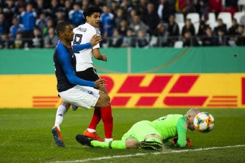 GER, LS DFB U21 U 21 Deutschland vs Frankreich 21.03.2019, Stadion Essen, Essen, GER, LS DFB U21, Deutschland vs Frankreich , DFB REGULATIONS PROHIBIT ANY USE OF PHOTOGRAPHS AS IMAGE SEQUENCES AND OR QUASI-VIDEO im Bild picture shows: Paul Bernardoni (Frankreich U21 23) klärt den Schuss von Mahmoud Dahoud (DFB U21 8),