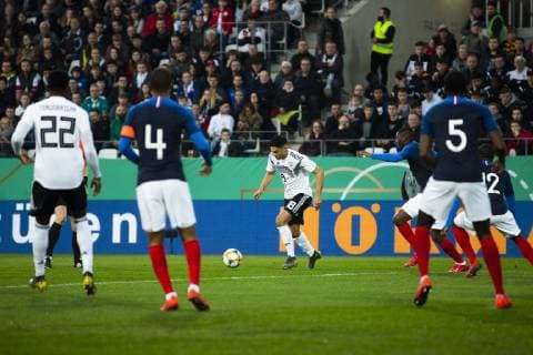 GER, LS DFB U21 U 21 Deutschland vs Frankreich 21.03.2019, Stadion Essen, Essen, GER, LS DFB U21, Deutschland vs Frankreich , DFB REGULATIONS PROHIBIT ANY USE OF PHOTOGRAPHS AS IMAGE SEQUENCES AND OR QUASI-VIDEO im Bild picture shows: Torschuss Nadiem Amiri (DFB U21 18),