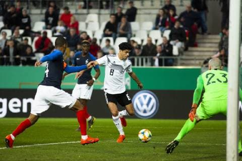 GER, LS DFB U21 U 21 Deutschland vs Frankreich 21.03.2019, Stadion Essen, Essen, GER, LS DFB U21, Deutschland vs Frankreich , DFB REGULATIONS PROHIBIT ANY USE OF PHOTOGRAPHS AS IMAGE SEQUENCES AND OR QUASI-VIDEO im Bild picture shows: Flanke Mahmoud Dahoud (DFB U21 8),
