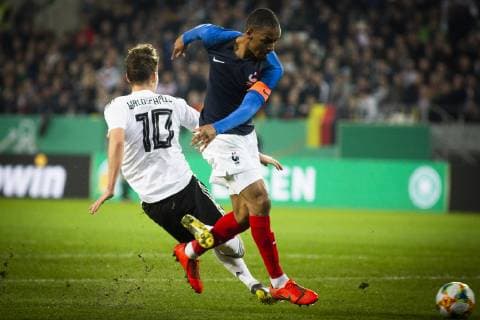 GER, LS DFB U21 U 21 Deutschland vs Frankreich 21.03.2019, Stadion Essen, Essen, GER, LS DFB U21, Deutschland vs Frankreich , DFB REGULATIONS PROHIBIT ANY USE OF PHOTOGRAPHS AS IMAGE SEQUENCES AND OR QUASI-VIDEO im Bild picture shows: Abdou Diallo (Frankreich U21 4) klärt im Strafraum vor Luca Waldschmidt (DFB U21 10),