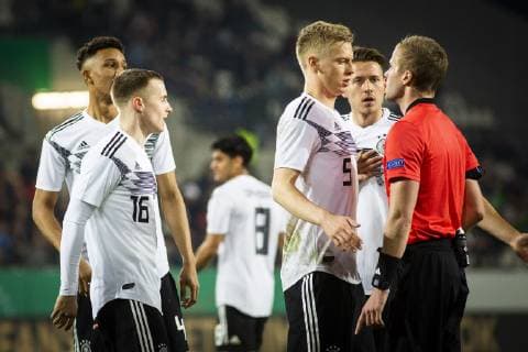 GER, LS DFB U21 U 21 Deutschland vs Frankreich 21.03.2019, Stadion Essen, Essen, GER, LS DFB U21, Deutschland vs Frankreich , DFB REGULATIONS PROHIBIT ANY USE OF PHOTOGRAPHS AS IMAGE SEQUENCES AND OR QUASI-VIDEO im Bild picture shows: Timo Baumgartl (DFB U21 5) mit Schiedsrichter Referee Glenn Nyberg, fordert nach Foul an Lukas Kluenter (DFB U21 3) Elfmeter,