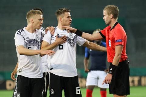 v.l. Timo Baumgartl ( Deutschland ), Waldemar Anton ( Deutschland ) und Schiedsrichter Glenn Nyberg ( Schweden ) im Gespräch, Fussball - U21 U 21 Länderspiel - Deutschland vs. Frankreich, Essen, Stadion Hafenstrasse, 21.03.2019, DFB regulations prohibit any use of photographs as image sequences and or quasi-video Essen Stadion Hafenstrasse NRW Deutschland