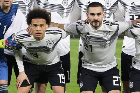 Leroy Sane (li.) und Ilkay Gündogan (Deutschland) - Freundschaftsspiel Deutschland vs. Serbien in der Volkswagen Arena in Wolfsburg - Aktion,Deutschland, Fussball, Mann, Maenner,20.03.2019