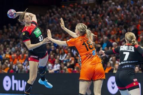 Sport Bilder des Tages Handball, Frauen: Testspiel, Niederlande - Deutschland v.li. Alicia Stolle (Deutschland Thueringer HC), Kelly Dulfer (Niederlande), Meike Schmelzer (Deutschland Thueringer HC) Groningen MartiniPlaza Arena Niederlande