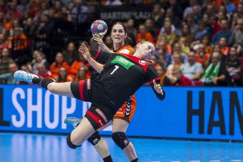 Handball, Frauen: Testspiel, Niederlande - Deutschland Meike Schmelzer (Deutschland Thueringer HC), Laura van der Heijden (Niederlande Bietigheim) Groningen MartiniPlaza Arena Niederlande