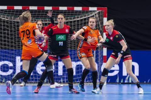 Handball, Frauen: Testspiel, Niederlande - Deutschland v.li. Estavana Polman (Niederlande), Xenia Smits (Deutschland Metz), Merel Freriks (Niederlande), Kim Naidzinavicius (Deutschland Bietigheim) Groningen MartiniPlaza Arena Niederlande