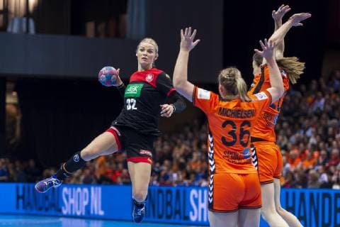 Handball, Frauen: Testspiel, Niederlande - Deutschland v.li. Evgenija Minevskaja (Deutschland Metzingen), Celine Michielsen (Niederlande), Inger Smits (Niederlande) Groningen MartiniPlaza Arena Niederlande