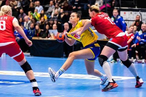 190322 Sveriges Mikaela Mässing och Redbergslids Emil Mellegard under en landskamp i handboll mellan Sverige och Ryssland den 22 mars 2019 i Eskilstuna. Copyright: ANDREASxLxERIKSSON BB190322AE007