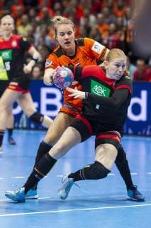 Handball, Frauen: Testspiel, Niederlande - Deutschland Merel Freriks (Niederlande), Meike Schmelzer (Deutschland Thueringer HC) Groningen MartiniPlaza Arena Niederlande