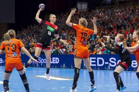 Handball, Frauen: Testspiel, Niederlande - Deutschland v.li. Estavana Polman (Niederlande), Kim Naidzinavicius (Deutschland Bietigheim), Kelly Dulfer (Niederlande), Meike Schmelzer (Deutschland Thueringer HC) Groningen MartiniPlaza Arena Niederlande