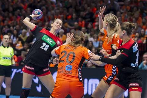 Handball, Frauen: Testspiel, Niederlande - Deutschland v.li. Emily Boelk Bölk (Deutschland Thueringer HC), Inger Smits (Niederlande), Julia Behnke (Deutschland Metzingen) Groningen MartiniPlaza Arena Niederlande