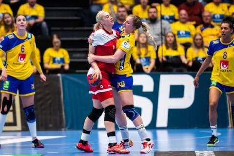 Sport Bilder des Tages 190322 Rysslands Anna Sen i duell med Sveriges Linn Blohm under en landskamp i handboll mellan Sverige och Ryssland den 22 mars 2019 i Eskilstuna. Copyright: ANDREASxLxERIKSSON BB190322AE008