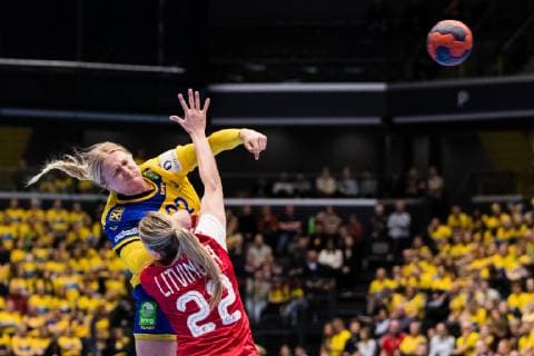190322 Sveriges Hanna Blomstrand med ett skott förbi Rysslands Ekatarina Litvinova under en landskamp i handboll mellan Sverige och Ryssland den 22 mars 2019 i Eskilstuna. Copyright: ANDREASxLxERIKSSON BB190322AE015
