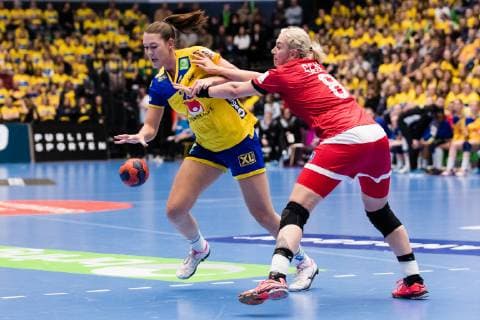 190322 Sveriges Mikaela Mässing och RysslandsAnna Sen under en landskamp i handboll mellan Sverige och Ryssland den 22 mars 2019 i Eskilstuna. Copyright: ANDREASxLxERIKSSON BB190322AE016