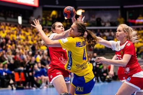 190322 Rysslands Kseniia Trukhina i kamp med Sveriges Olivia Mellegard under en landskamp i handboll mellan Sverige och Ryssland den 22 mars 2019 i Eskilstuna. Copyright: ANDREASxLxERIKSSON BB190322AE020
