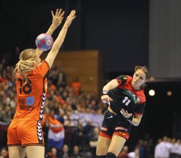 Foto : Xenia Smits ( Deutschland ) wirft gegen Kelly Dulfer , links Handball Länderspiel am Fr. 22.03.2019 in Groningen Niederlande - Deutschland