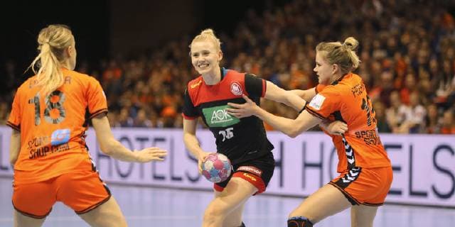 Foto : am Ball Kik Naidzinavicius ( Deutschland ) gegen Merel Freriks Handball Länderspiel am Fr. 22.03.2019 in Groningen Niederlande - Deutschland