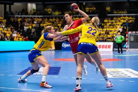 190322 Sveriges Linn Blohm och Hanna Blomstrand under en landskamp i handboll mellan Sverige och Ryssland den 22 mars 2019 i Eskilstuna. Copyright: ANDREASxLxERIKSSON BB190322AE022