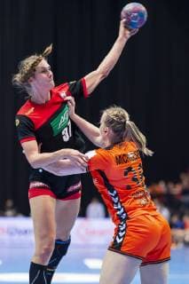 Handball, Frauen: Testspiel, Niederlande - Deutschland v.li. Alicia Stolle (Deutschland Thueringer HC), Celine Michielsen (Niederlande) Groningen MartiniPlaza Arena Niederlande