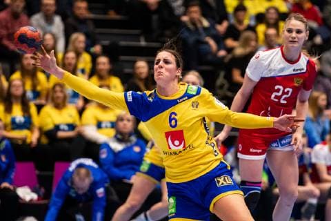 190322 Sveriges Carin Strömberg och Rysslands Ekatarina Litvinova under en landskamp i handboll mellan Sverige och Ryssland den 22 mars 2019 i Eskilstuna. Copyright: ANDREASxLxERIKSSON BB190322AE023