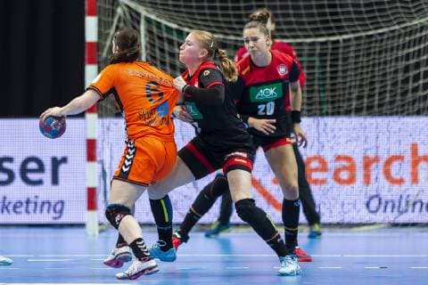 Handball, Frauen: Testspiel, Niederlande - Deutschland v. li. im Zweikampf Laura van der Heijden (Niederlande Bietigheim) und Meike Schmelzer (Deutschland Thueringer HC) Groningen MartiniPlaza Arena Niederlande