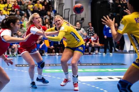 190322 Rysslands Kseniia Trukhina och Sveriges Hanna Blomstrand under en landskamp i handboll mellan Sverige och Ryssland den 22 mars 2019 i Eskilstuna. Copyright: ANDREASxLxERIKSSON BB190322AE024