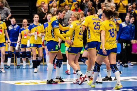 190322 Sveriges Carin Strömberg, Johanna Forsberg, Mikaela Mässing och Marie Wall jublar efter en landskamp i handboll mellan Sverige och Ryssland den 22 mars 2019 i Eskilstuna. Copyright: ANDREASxLxERIKSSON BB190322AE027