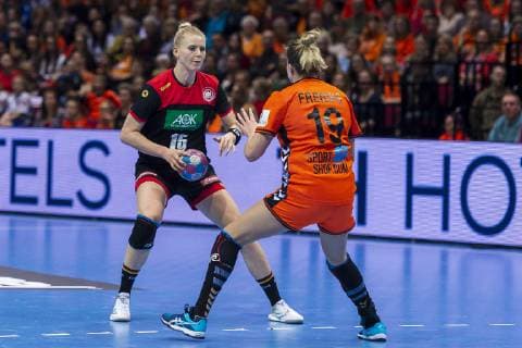 Handball, Frauen: Testspiel, Niederlande - Deutschland v.li. Kim Naidzinavicius (Deutschland Bietigheim), Merel Freriks (Niederlande) Groningen MartiniPlaza Arena Niederlande