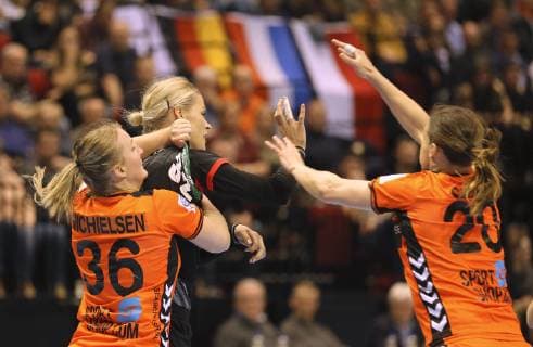 Foto : Evgenija Minevskaja ( Deutschland ) gegen Celine Michielsen Handball Länderspiel am Fr. 22.03.2019 in Groningen Niederlande - Deutschland