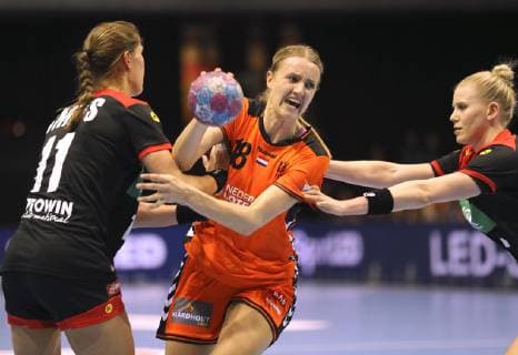 Foto : am Ball Kelly Dulfer gegen Kim Naidzinavicius ( Deutschland ) und links Xenia Smits Handball Länderspiel am Fr. 22.03.2019 in Groningen Niederlande - Deutschland 29 - 26